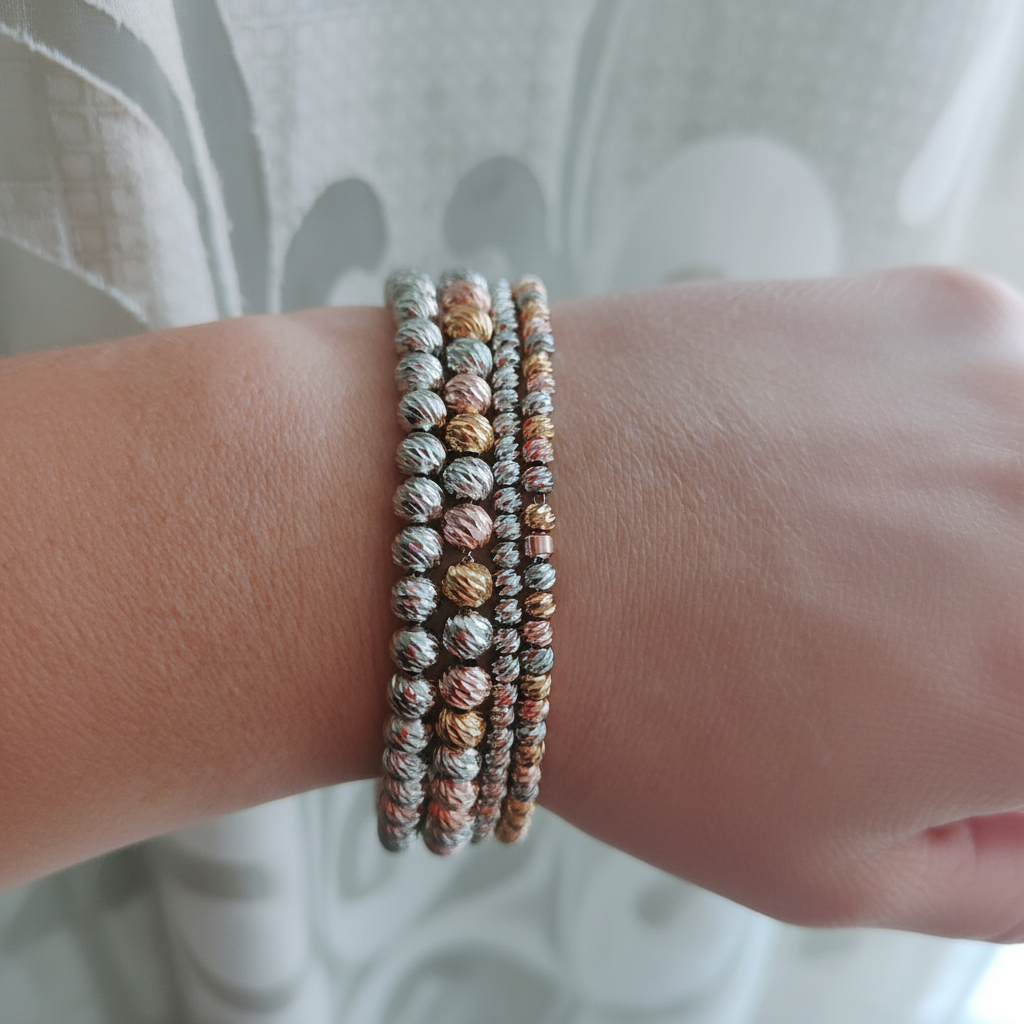 4 bracciali insieme indossati da modella