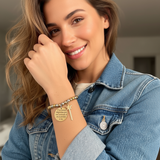 Bracciale con perline e ciondolo indossato