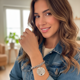 Bracciale indossato da modella mediterranea