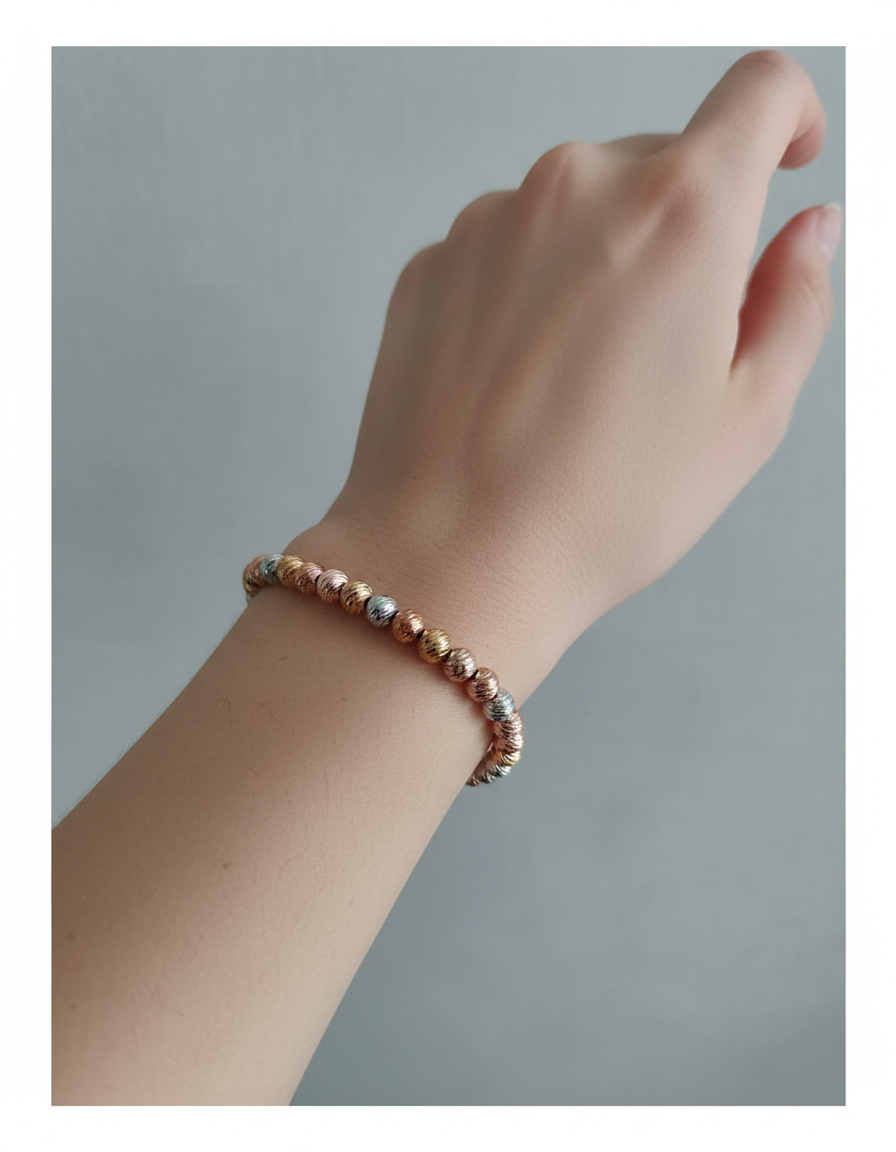Bracciale multicolor con modella