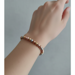 Bracciale multicolor con modella