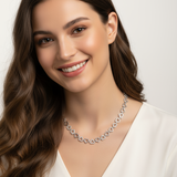 Collana cuori piccoli silver indossata modella sorridente