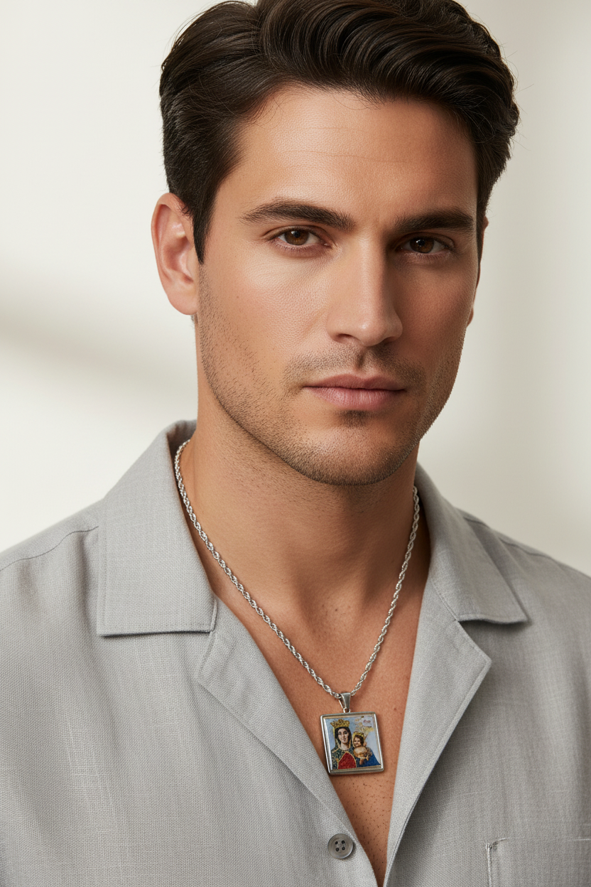 Collana indossata da modello