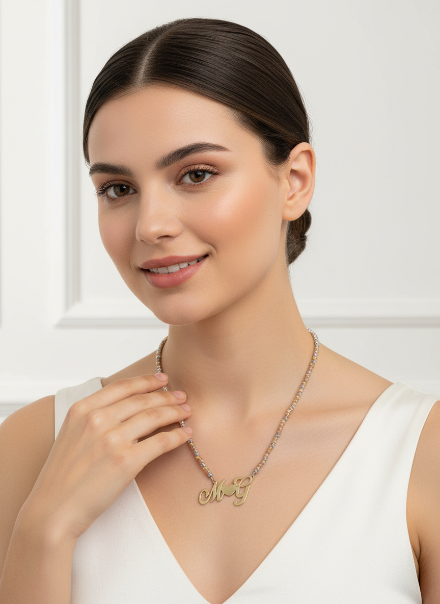 Collana milleluci multicolor con iniziali silver indossata