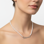 Collana perla nome indossata da modella