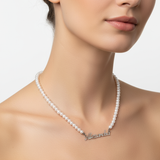 Collana perla nome indossata da modella