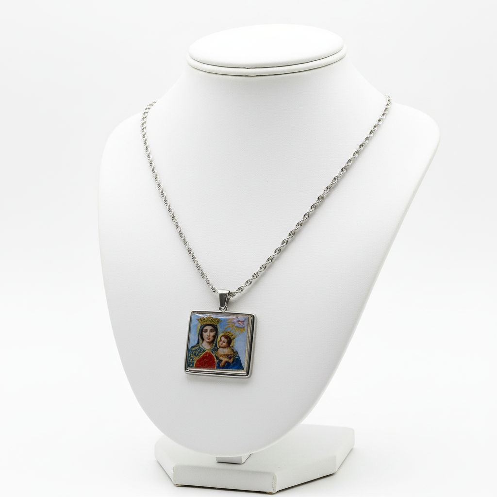 Collana su espositore bianco