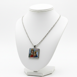 Collana su espositore bianco