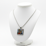 Collana su espositore bianco