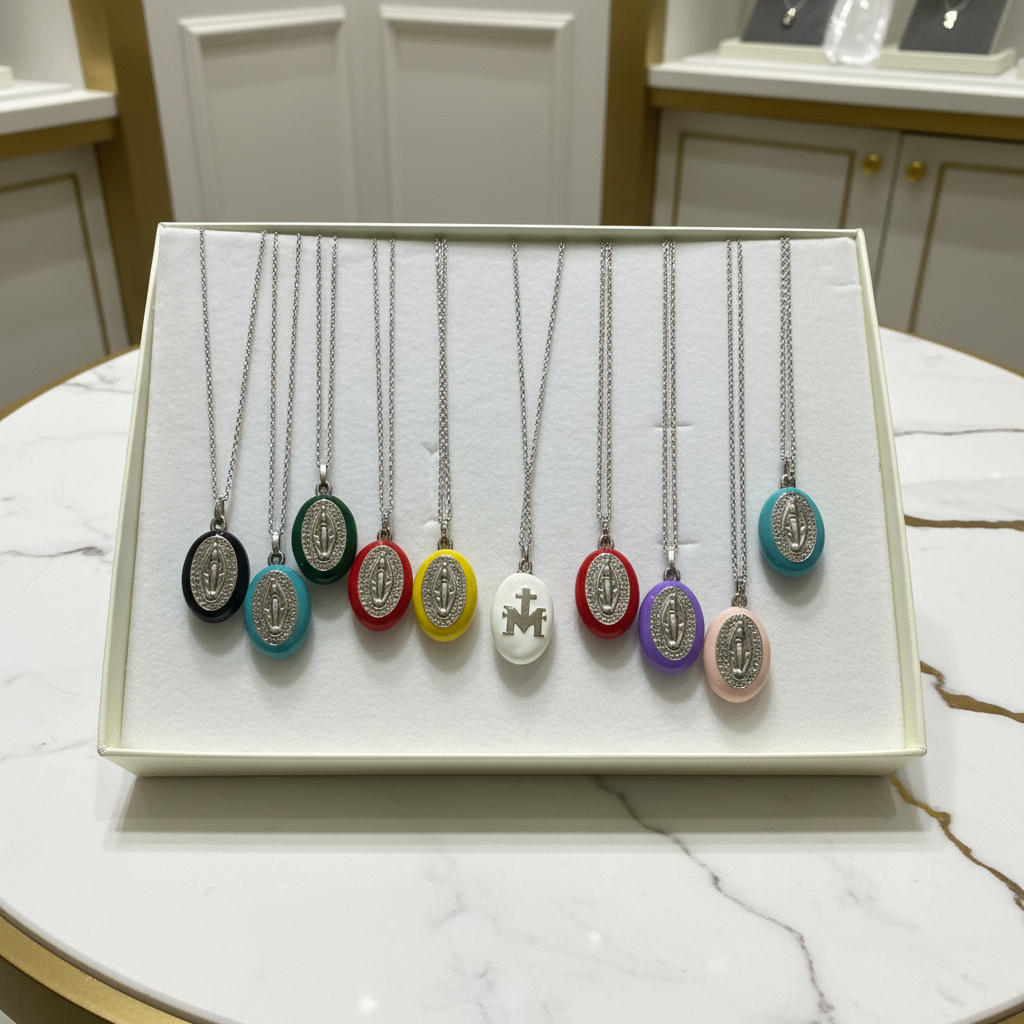 Collanine su espositore elegante