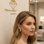 Modella bionda con orecchini e scritta Bijoux Moda Laura sullo sfondo