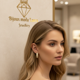 Modella bionda con orecchini e scritta Bijoux Moda Laura sullo sfondo
