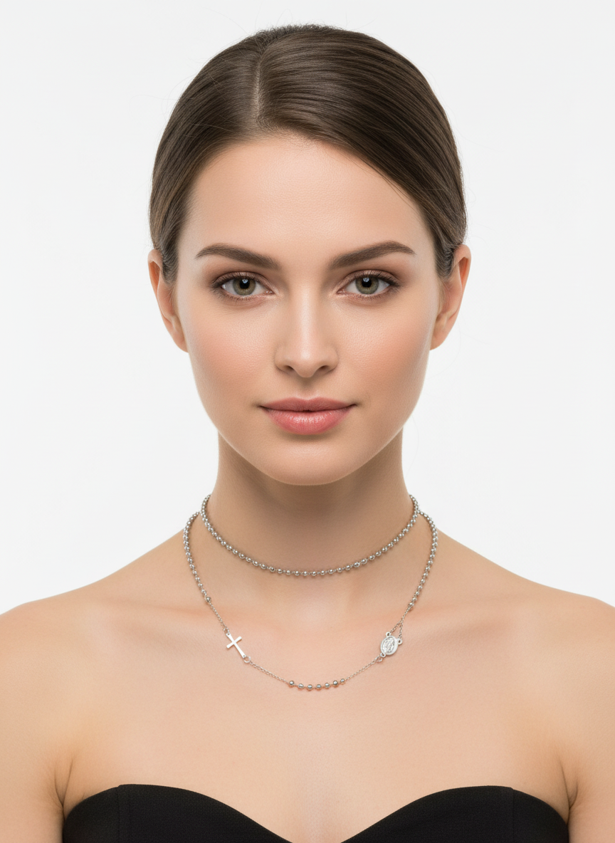 Modella con collana argentata