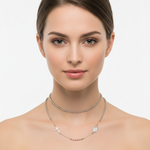 Modella con collana argentata