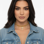 Modella con collana gold
