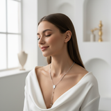 Modella con Collana Rosario