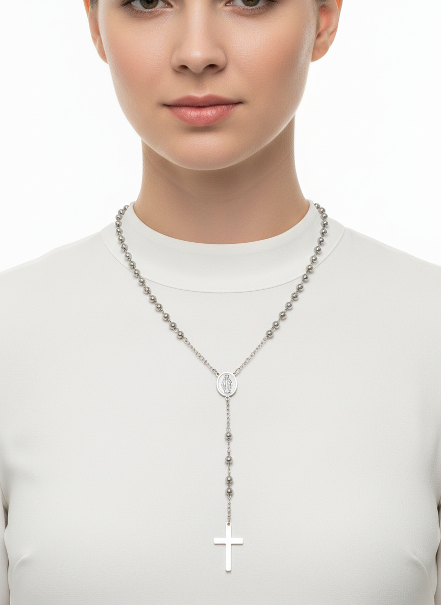 Modella con rosario medio