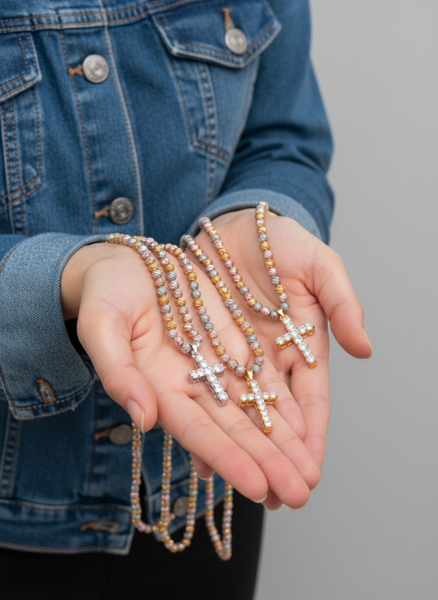 Modella con tutte e 4 le collane Sacred