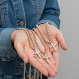 Modella con tutte e 4 le collane Sacred