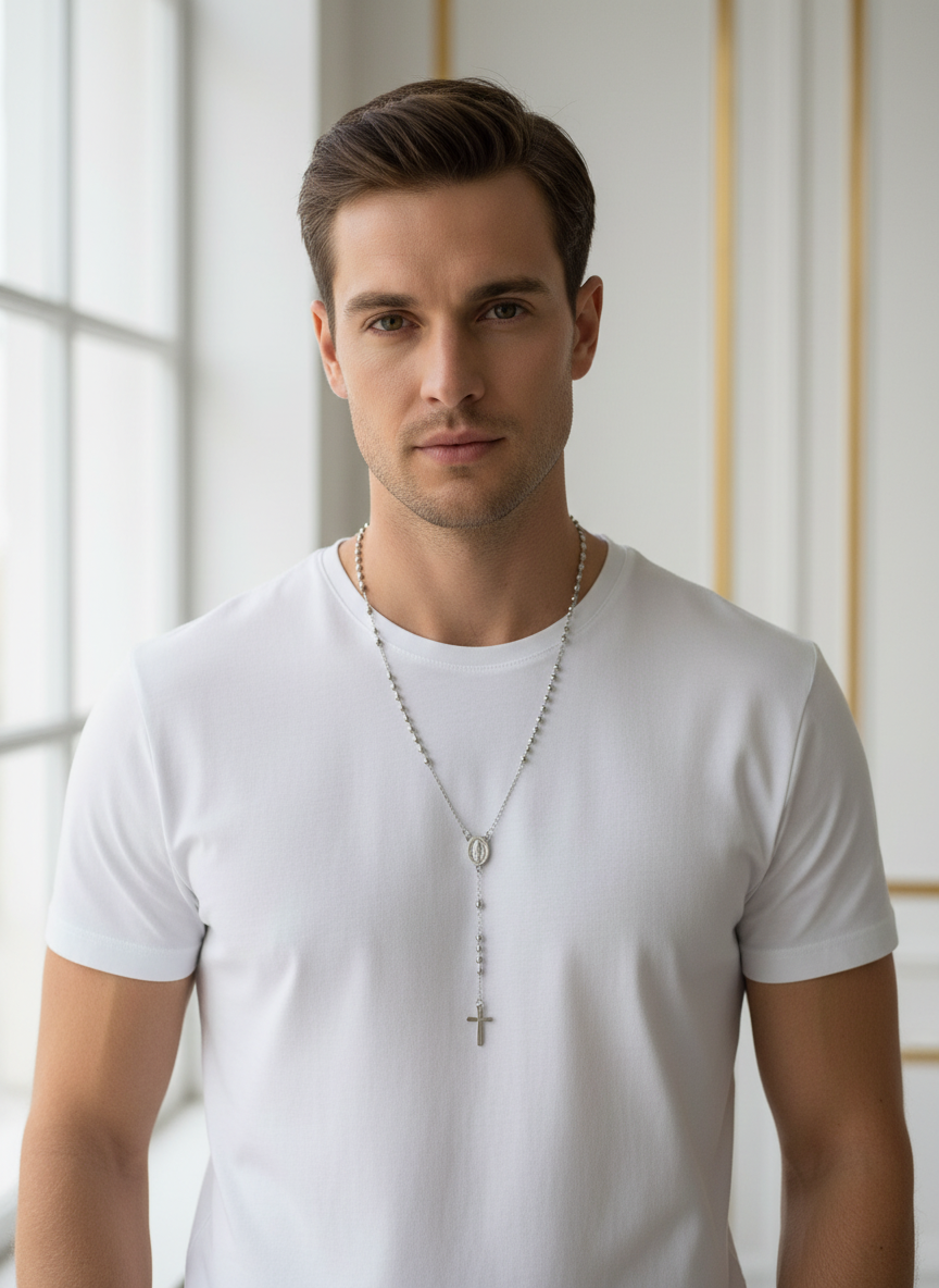 Modello con T-shirt e Collana Rosario