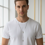 Modello con T-shirt e Collana Rosario