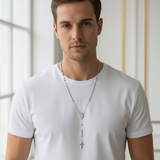 Modello con T-shirt e Collana Rosario