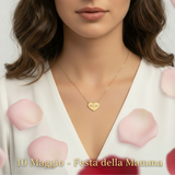 Tre collanine MOM cuore su sfondo bianco con petali