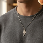 Uomo con collana un pugno