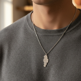Uomo con collana un pugno